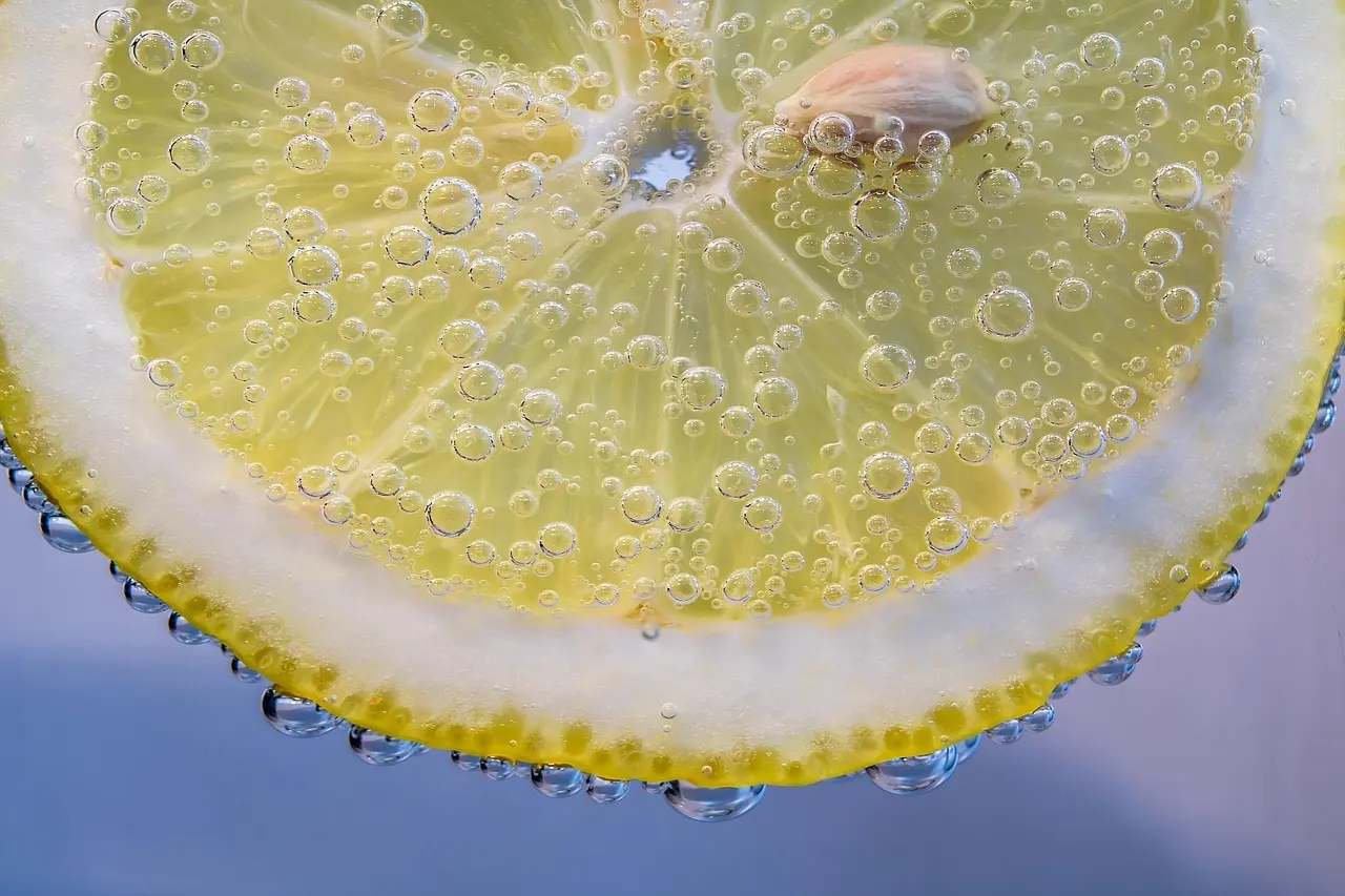 Sådan fjerner du kalk med citronskal