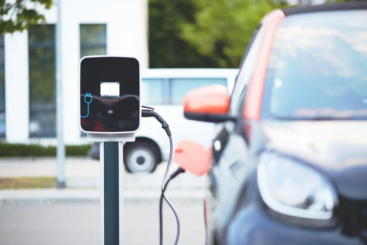 Sådan beregner du CO2 pr. km for el- og benzinbiler