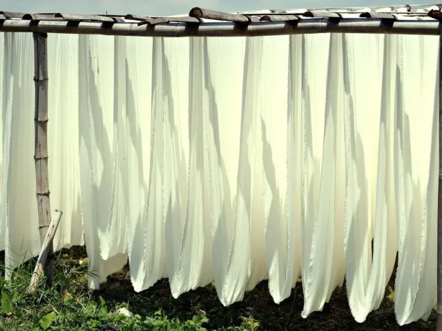 7 tips til at tørre tøj indendørs uden fugtproblemer