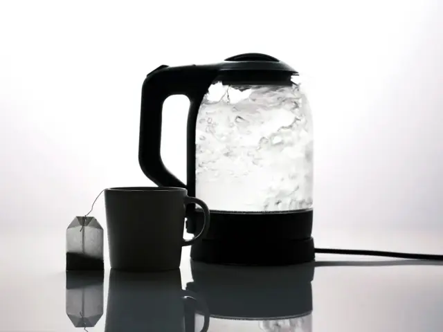 Hvor meget strøm bruger en elkedel pr. liter vand?