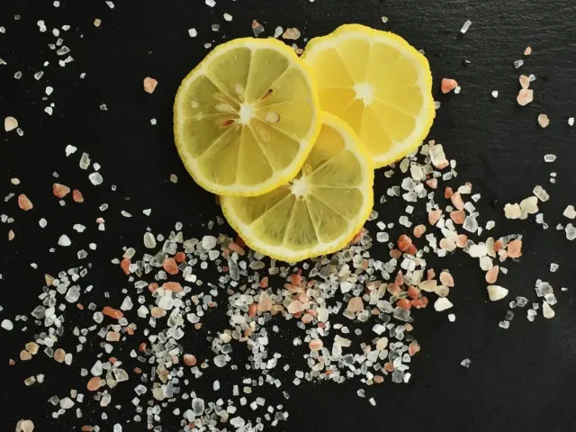 Rens skærebrættet med salt og citron på 2 minutter