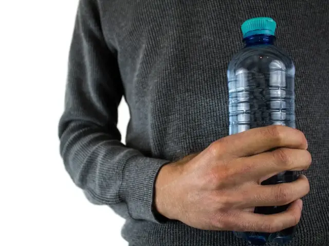 Sænker en flaske i cisternen vandforbruget?